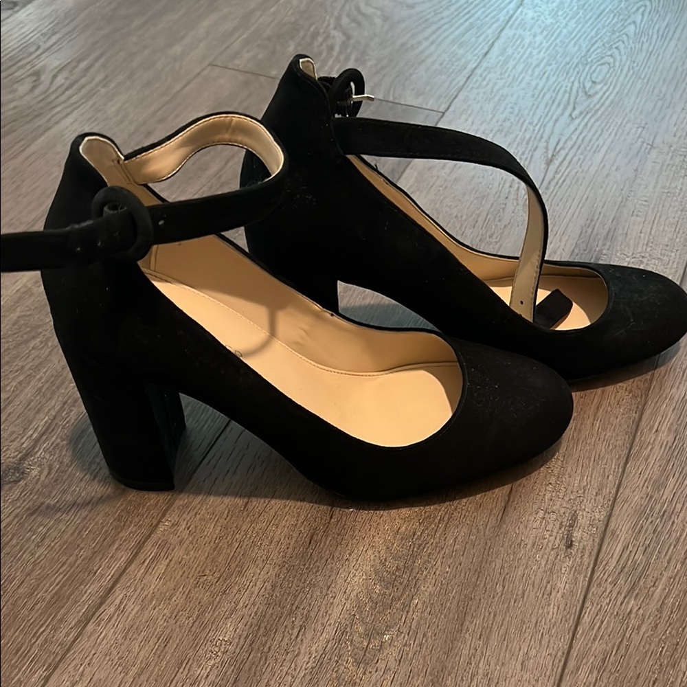 Black Shoes with Comfortable Fit and Stylish Design
